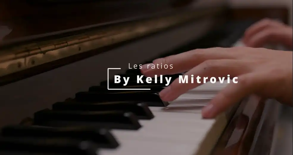 Capture d'écran de la vidéo Les Ratios par Kelly Mitrovic, mains sur un piano en gros plan - projet visible sur kelly-ui.com, mon site portfolio