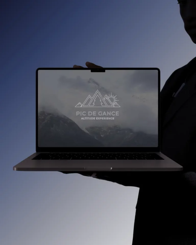 Écran d'accueil vidéo de la marque Pic de Gance, logo montagne sur fond de sommets enneigés, projet signé Kelly - retrouvez-le sur son portfolio, kelly-ui.com
