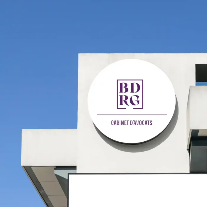 Logo BDRG cabinet d'avocats en application sur enseigne de bâtiment, design violet et blanc épuré, projet à voir sur mon portfolio, kelly-ui.com