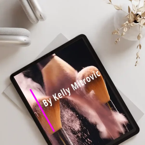 Kelly-ui.com présente en mockup la vidéo Les Valeurs de Plan sur tablette, entourée d'écouteurs et de fleurs séchées - projet de mon portfolio